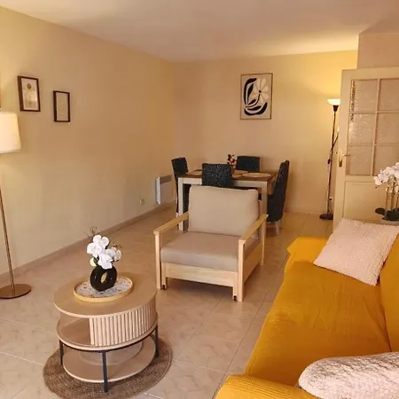 شقة Large With A 35 M Terrace Saint-Raphaël